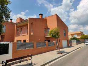 Chalet amplio con Jardín y zona barbacoa.